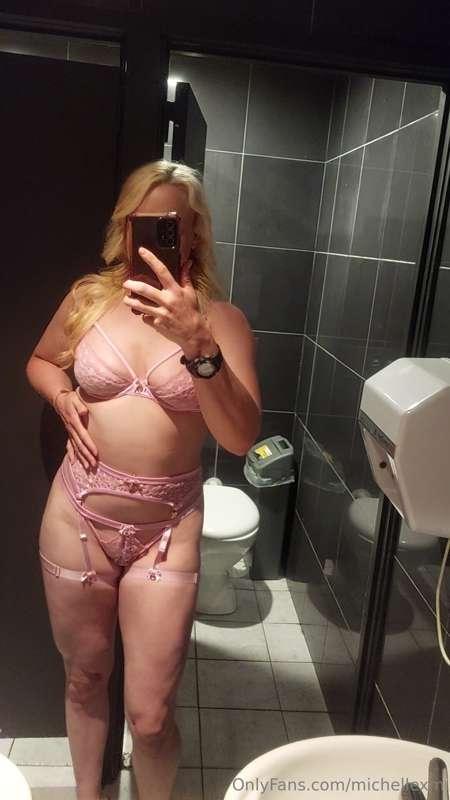 Loving the pink lingerie today 😍