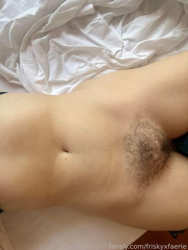 Bush update (:

#tits #curvy #allnatural #bush #gnd #girlnextdoor #ass 