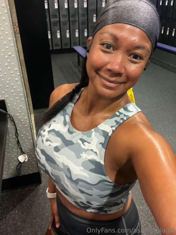 Gym pic of the day 💪🏽 Happy Weekend! 