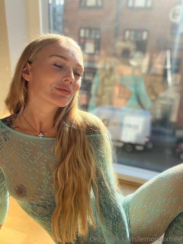 Just enjoying some sunshine 🩵👅