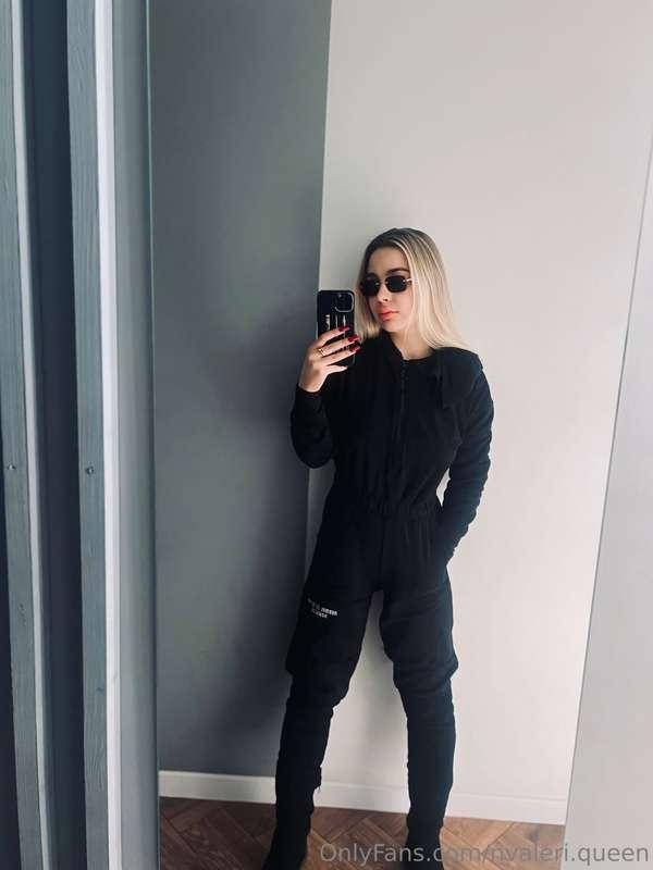 All black, all attitude 🖤 Some days just call for a little e..