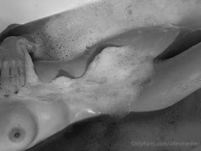 Do we like baths or showers more ? 💧 💕