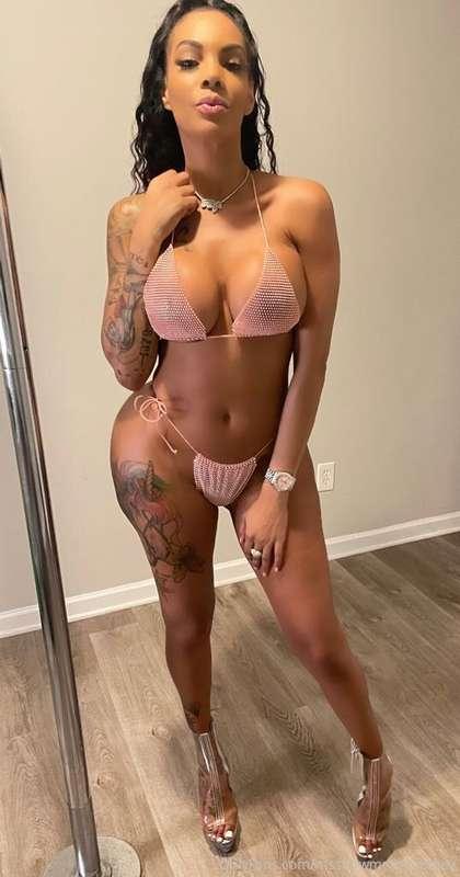 Wanna remove my panty with your teeth?😏💦