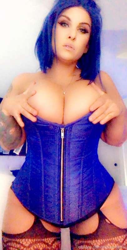 titties for teasing you and me both

-click the pic to enlar..