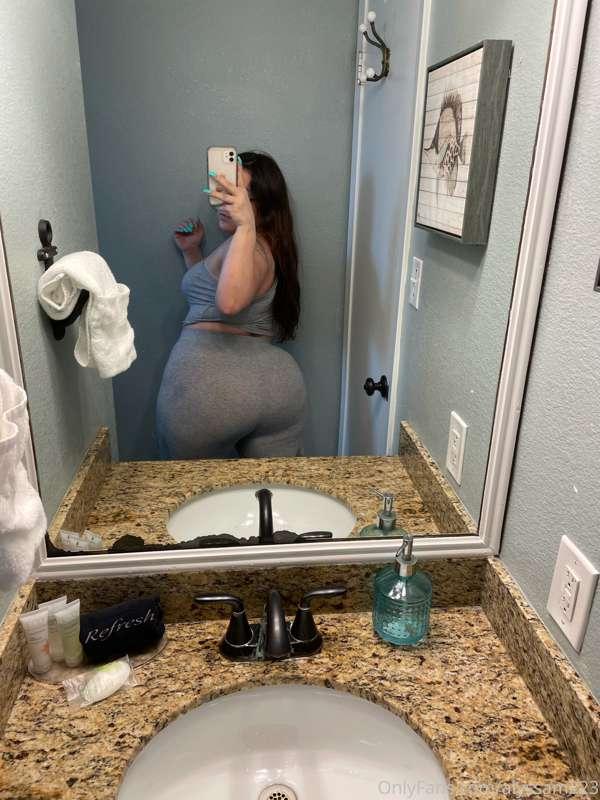 My ass in grey leggings 🤝