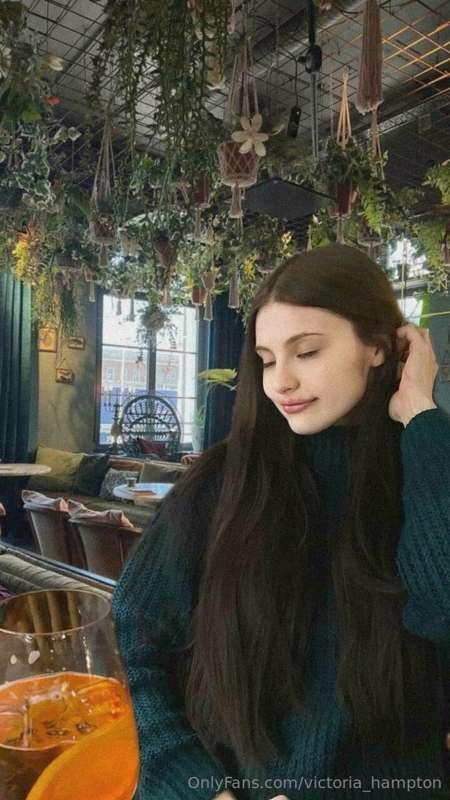 I love to visit such beautiful cafes and restaurants ☕️ Cozy..