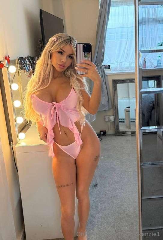 I can't believe her page is FREE!! don't miss out on the hot..