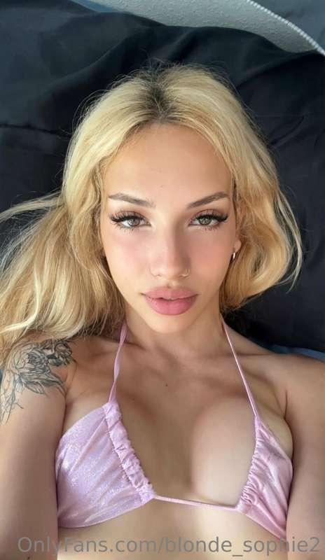 blonde_sophiee image #1