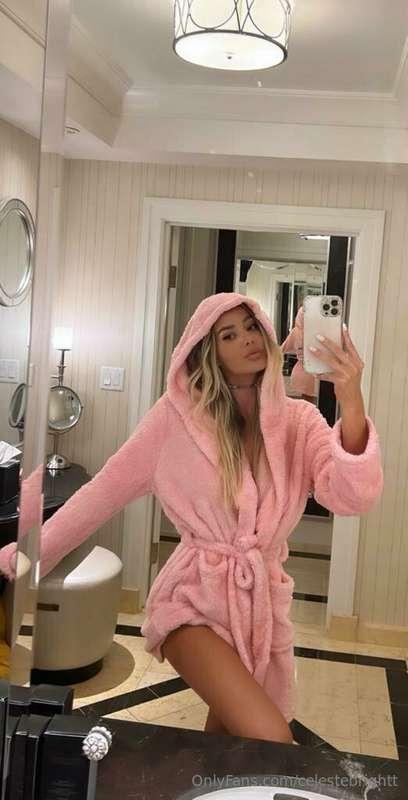 Staying in tonight!! Keep me company in my dms?? 💗