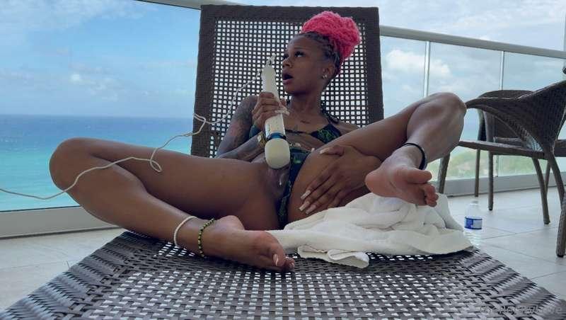 A quick balcony nut!! 🥜 i had to get my nut off and go on wi..