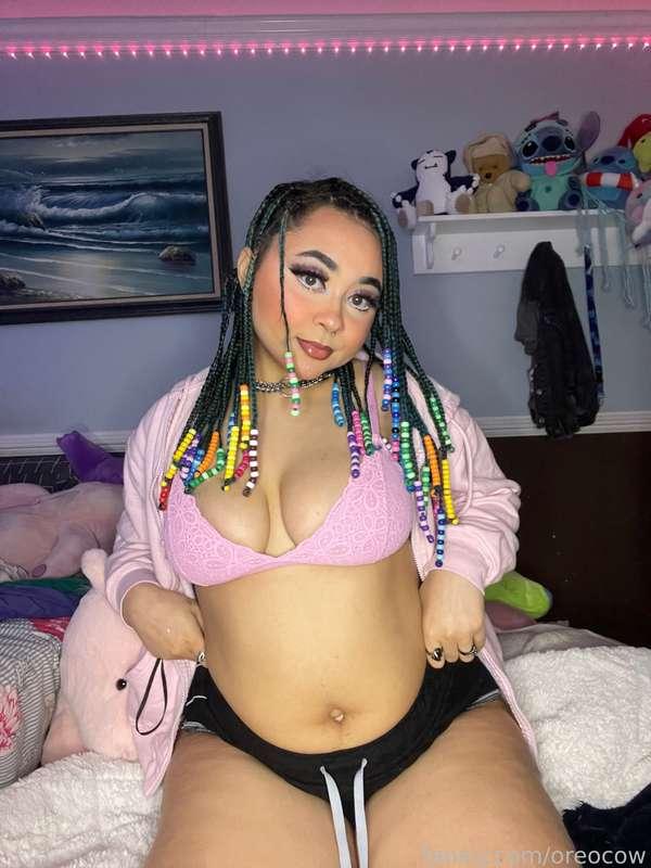 Do I look pretty in pink? 🙈🙈🥰🥰💕💕
#undies #bra #mixed #lightskin #collared #submissive #young #chubby #thick #ddlg