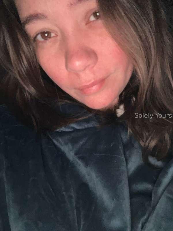 It’s early af. No makeup no filter. What are your Sunday pla..