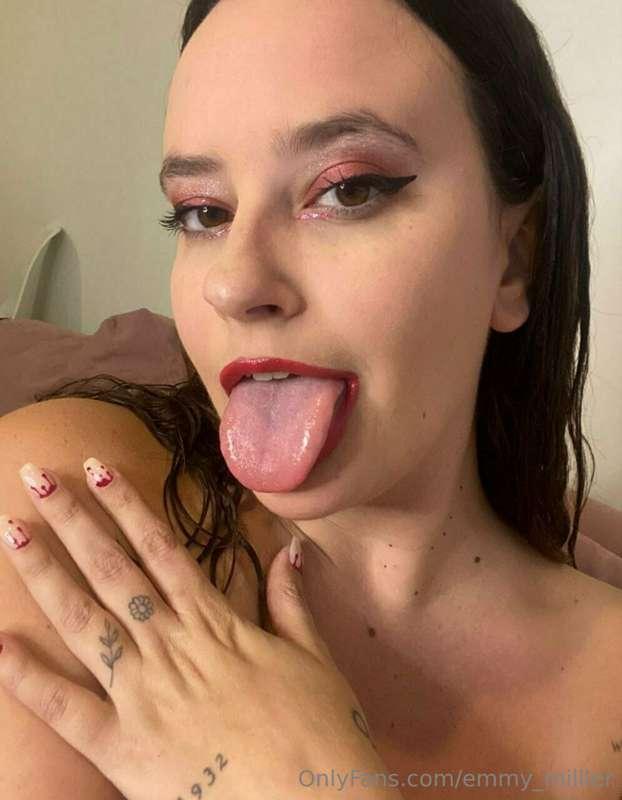 @waking_queen 🤍 ONLINE NOW
💦 Heaviest milkers ready to feed ..