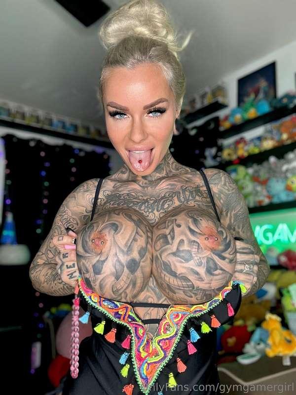 Wanna cum on my titts? 💦