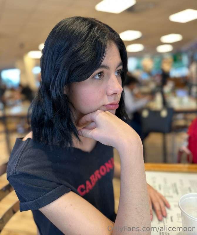 En la calle: Una niña bonita. 💕 En la cama: Una zorrita. 👅 ¿..