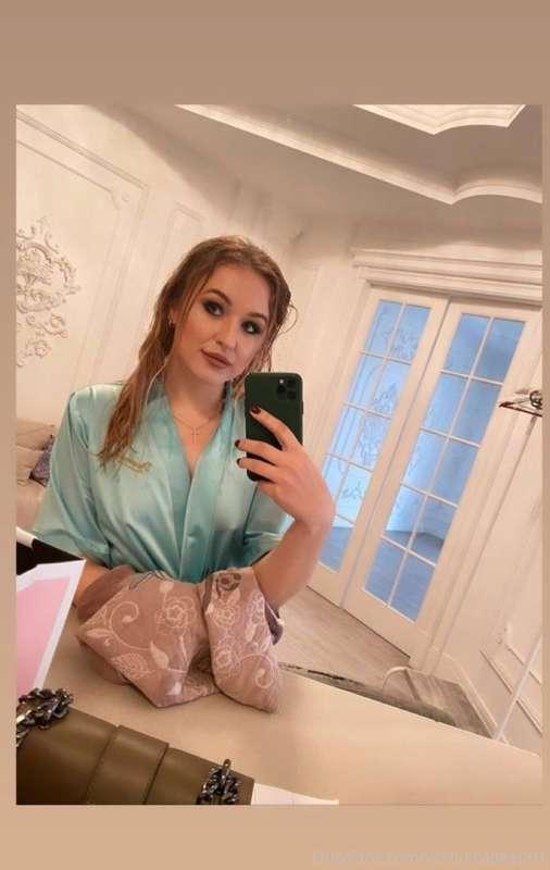 Feeling fresh and wet after the bath 🥰