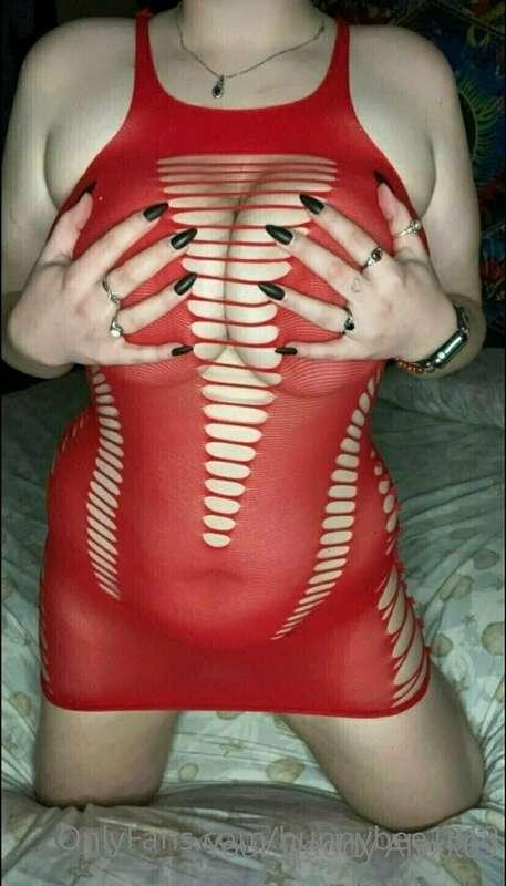 Hey everybody go follow the sweet and naughty @hunnybee1313 ..