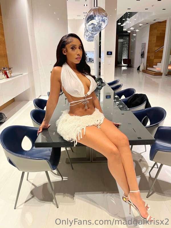 Waiting for u to take me on this table 😈💦