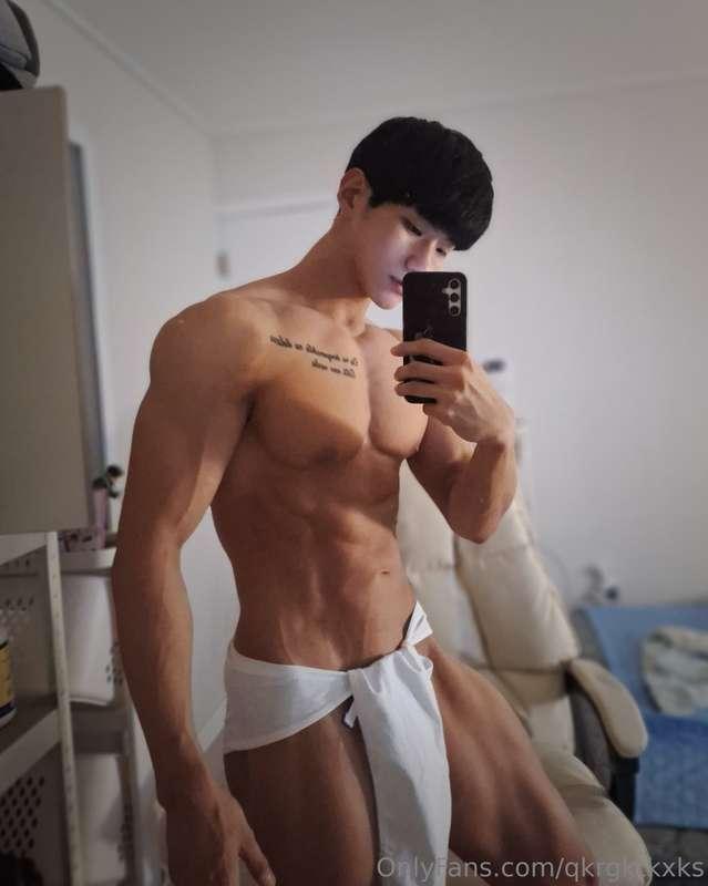 팬분이 선물을 보내주셨는데 훈도시를 주셨다... 자...잘입겠습니다🥹...  My fan sent me a ..