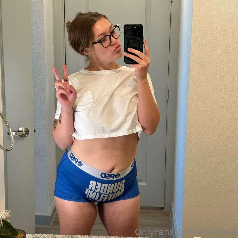 good morning from the girl that will steal your boxers and n..