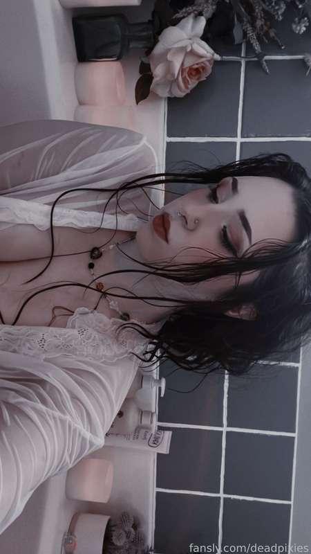 i took a LOT of bath photos- heres a little treat for you guys- for free! but don't forget, subscribers get to see 46373x more ;) 

(full photoset tomorrow!) 🥀 

#fyp #free #horny #barh #wet #petite #brunette #hairypussy #hairy #cute #tease 