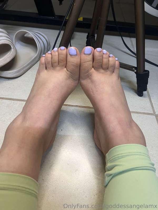 Are you craving my toes? 👅