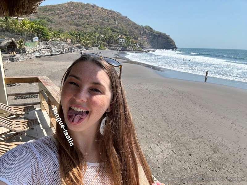 Tongue tricks on da beach!