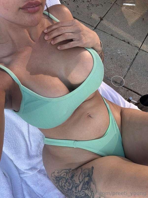 Enjoying the sunshine ? 😈