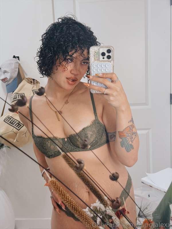Swipe to watch me tuck my tag in baby 😗What’s your next move..