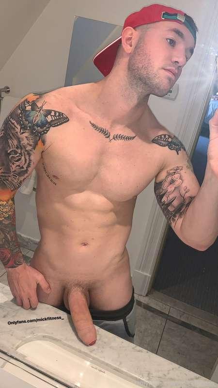 Naked mirror selfie 😜 Who’s volunteering to come sort this s..