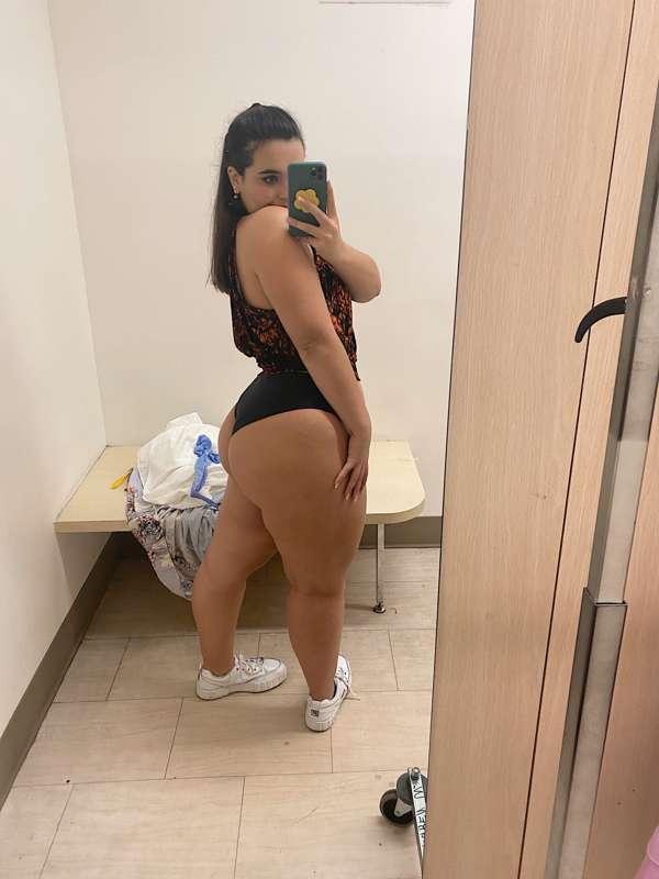 More fitting room pics 😍🔥