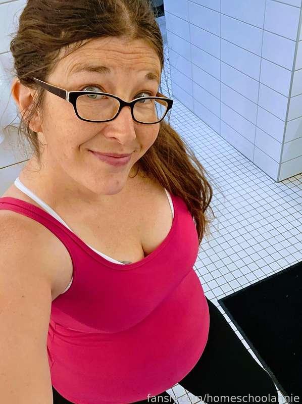 At the YMCA this morning looking for trouble while hubby was playing basketball.

#cleavage #public #glasses #milf #wife #gym #gymclothes #pawg