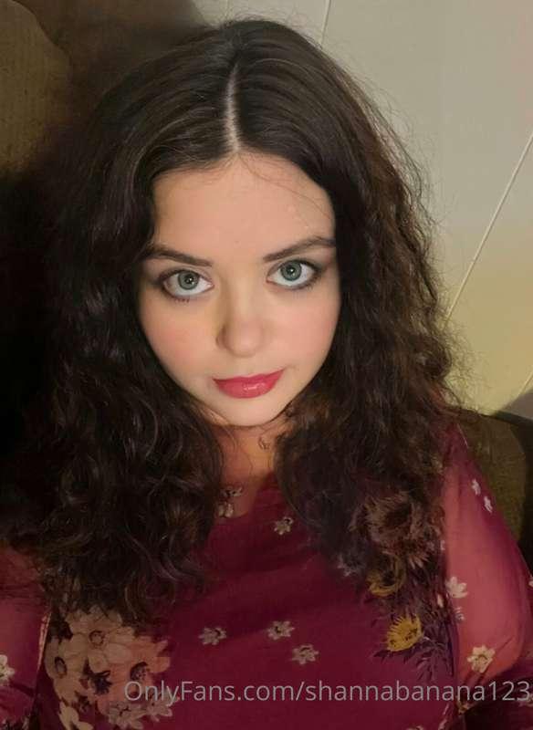 New pic of me hanging out watching tv. Would you like to cud..