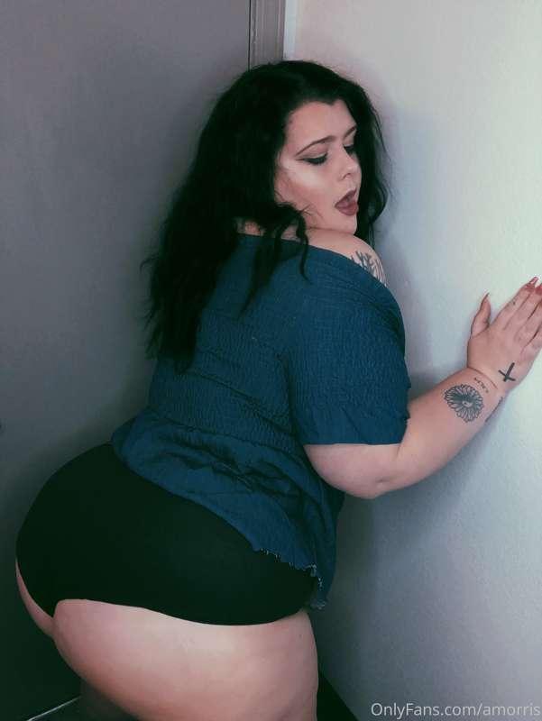 What ideas fill your mind when you see this pic of me? 😏💭