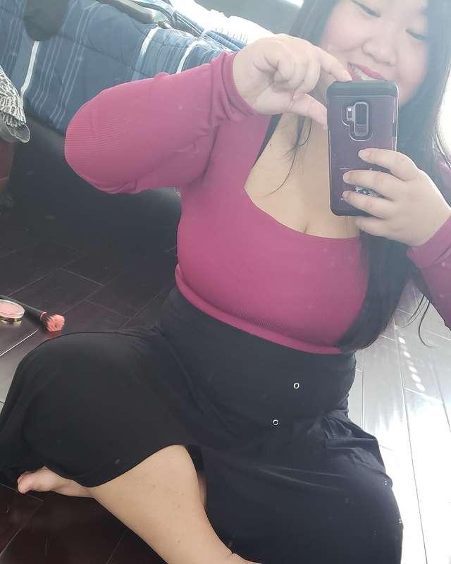 Want hands up this skirt 🤤