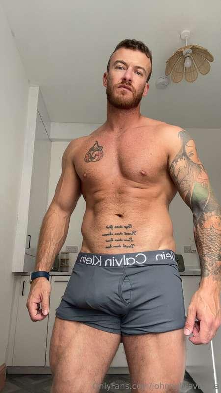 I’m going LIVE later tonight‼️ What time suits you best? 😏😈P..