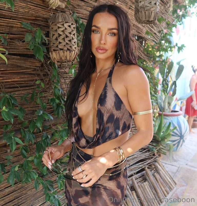 A hot new bombshell has entered the villa 