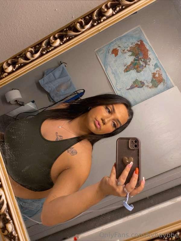 happy Saturday 💗 my dms are open & ready for custom requests..