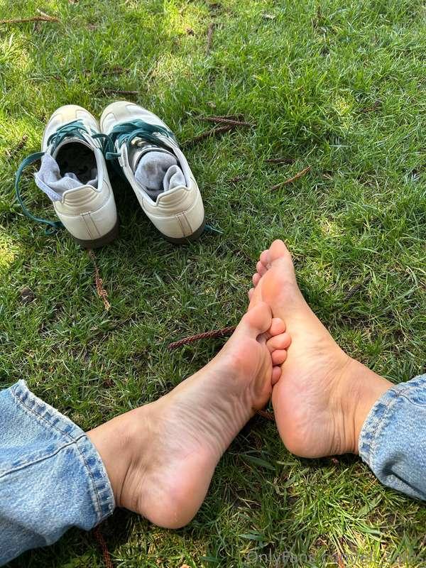 I love exposing my feet at the park 🤭 it feels sooo good to ..