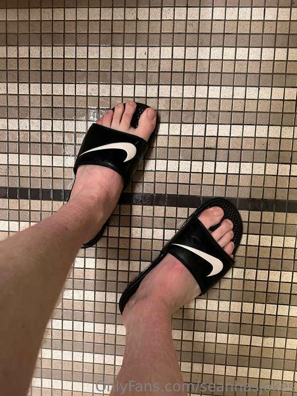 A few clean feet pics at the gym 🩴