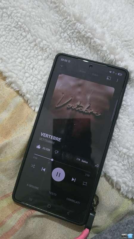 Giusto un po triste sento canzoni chiusa in camera sola e qu..