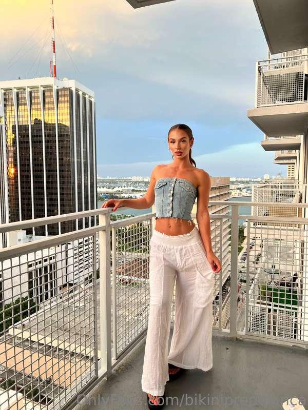 White flowy pants are always the vibe