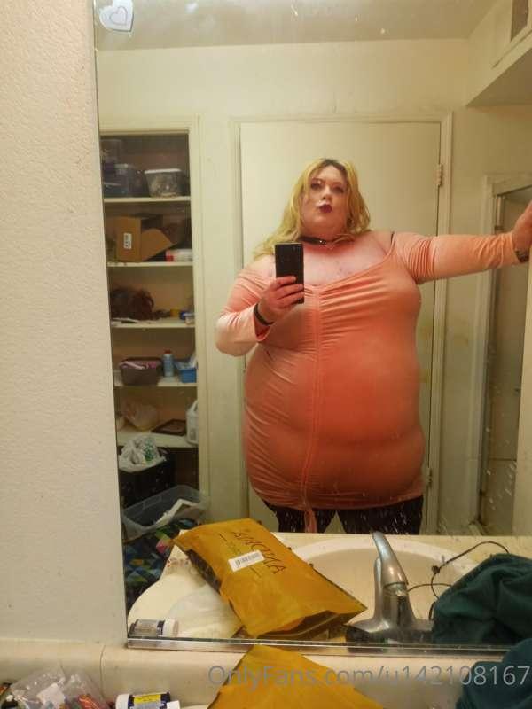Sexy blonde in pink outfit 😘😘😘
