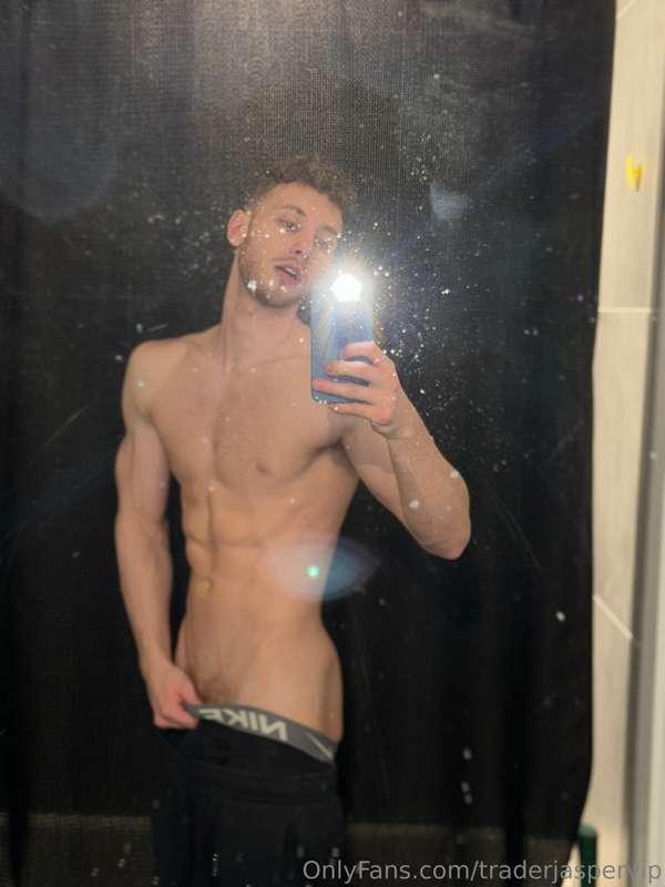 Come clean my mirror for me pls 🤪👀