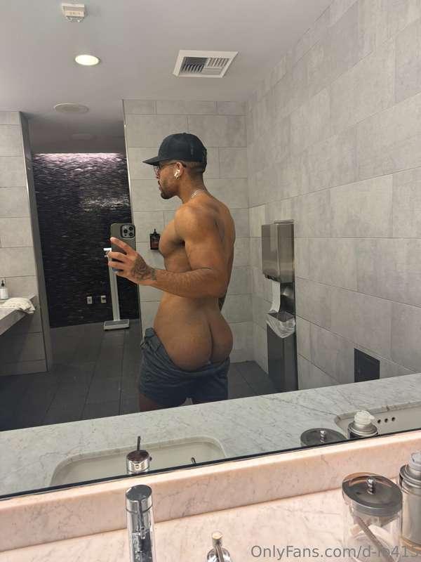 Took some bare ass pics at the gym🍑🫢 Everyone kept staring a..