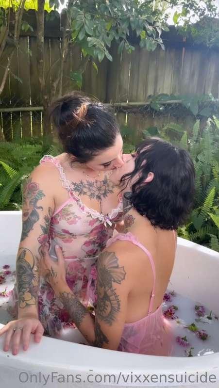 Eating pussy in the garden tub 🤭
@apex_suicide