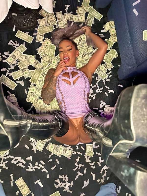 Money make me so wet 🤑