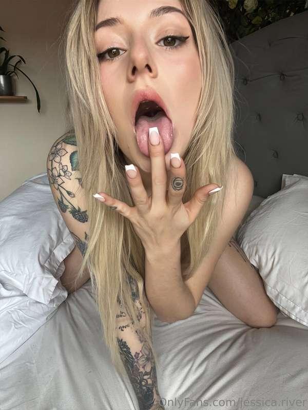 do you want to know what this mouth and tongue can do? 👅😈