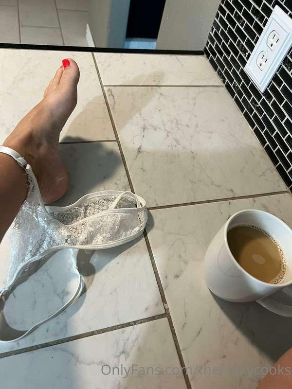 Happy Monday!! Something for my feet lovers😘