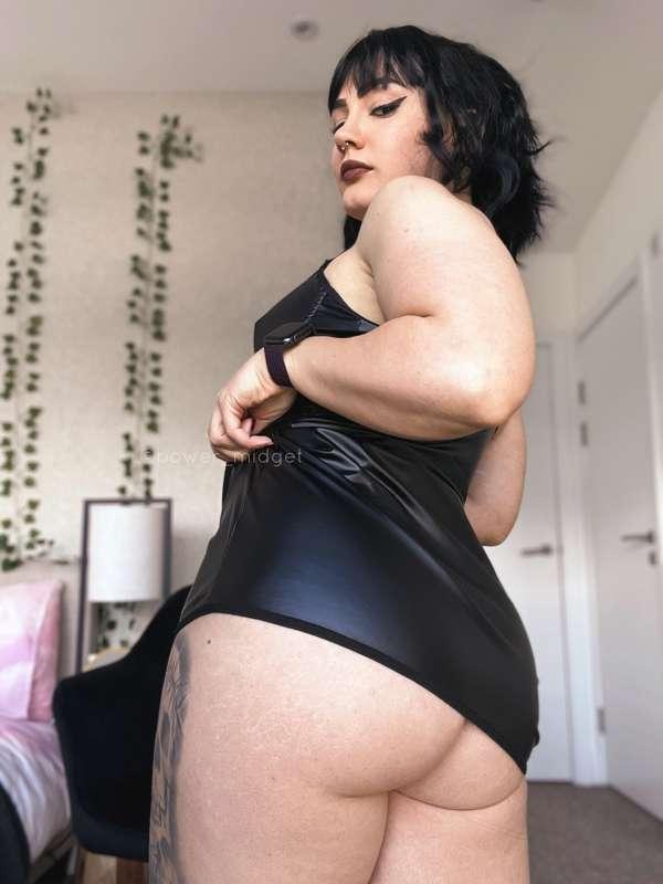 Swipe for my ass 😜